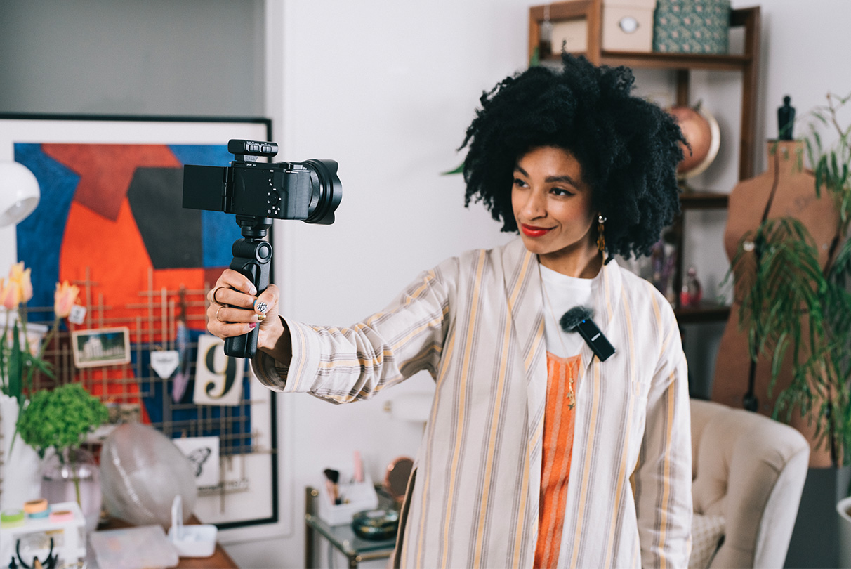 Unlike conventional analogue audio transmission, you'll never need to worry about cable signal interference. Just pair the ZV-E10 with any Sony microphone that supports a Digital Audio Interface via an MI Shoe for clear, low-noise, all-digital audio. Or, you can connect your favourite mic via the camera's mic jack for even better audio.