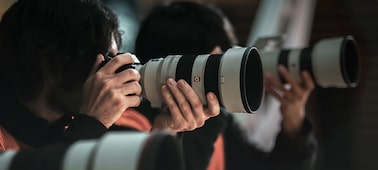 Usage image showing several photographers shooting in the same direction